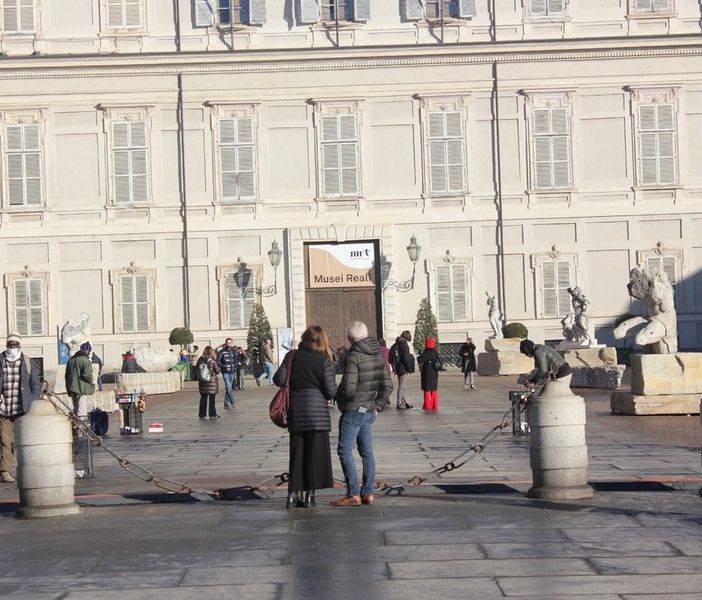 turisti davanti a Palazzo Reale