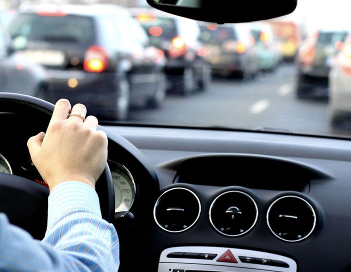 persona al volante di un'auto