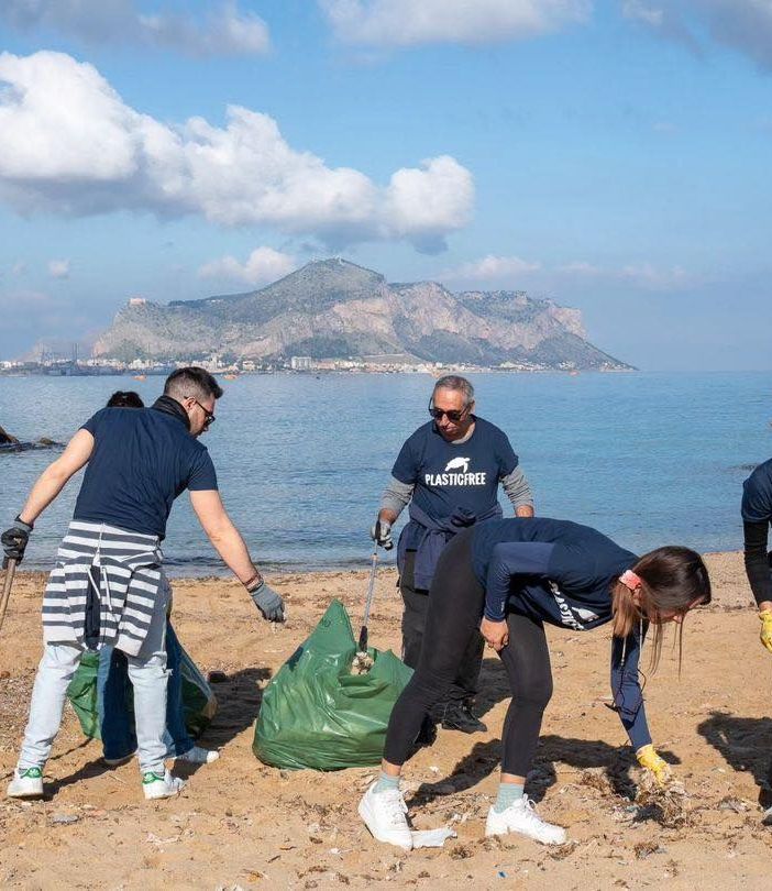 Volontari plastic free in azione a Torino e non solo per un weekend dedicato a oceani e ambiente
