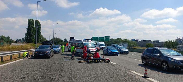 Moto tampona auto in tangenziale: biker in ospedale e rallentamenti