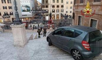 Roma, auto finisce su scalinata di Trinità dei Monti: soccorso 81enne al volante Roma, auto finisce su scalinata di Trinità dei Monti: soccorso 81enne al volante