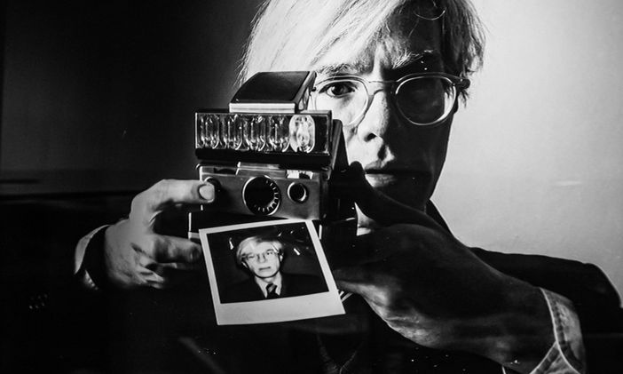 Andy Warhol in uno scatto di Oliviero Toscani Andy Warhol in uno scatto di Oliviero Toscani