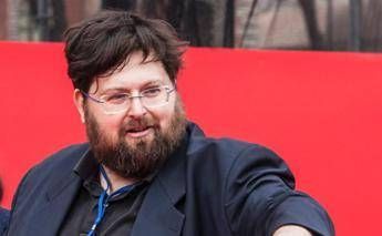 Isola dei famosi, Adinolfi in lacrime parla della figlia Clara: "Papà ce la sta facendo" Isola dei famosi, Adinolfi in lacrime parla della figlia Clara: "Papà ce la sta facendo"