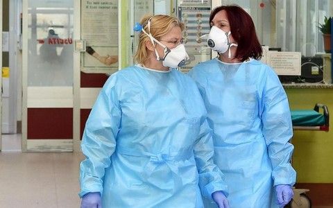 medici con mascherine chirurgiche