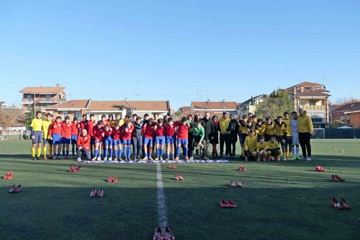Violenza di genere, a Collegno per la prima volta in Italia una mostra di Amnesty su un campo da calcio Violenza di genere, a Collegno per la prima volta in Italia una mostra di Amnesty su un campo da calcio