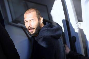 Andrew Tate guida 146 km orari oltre il limite, patente sospesa 120 giorniAndrew Tate Andrew Tate guida 146 km orari oltre il limite, patente sospesa 120 giorniAndrew Tate