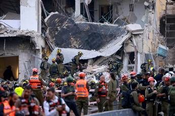 Israele-Iran, quarto giorno di guerra: notte di esplosioni e missili Israele-Iran, quarto giorno di guerra: notte di esplosioni e missili