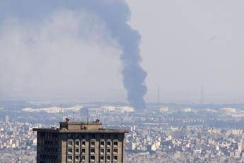 Iran, Israele colpisce sito nucleare Natanz: "Altri 10 obiettivi nel mirino" Iran, Israele colpisce sito nucleare Natanz: "Altri 10 obiettivi nel mirino"