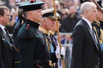 Non solo i titoli, re Carlo toglierà ad Andrea anche i cani della regina