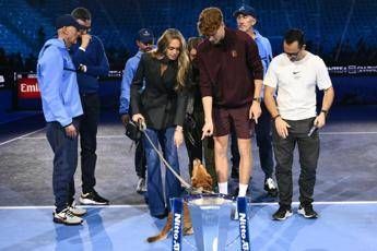 Sinner, la famiglia si... 'allarga'. Anche il cane Snoopy festeggia il trionfo alle Atp Finals