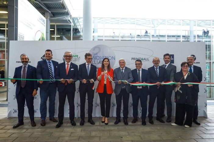 Il momento del taglio del nastro Il momento del taglio del nastro