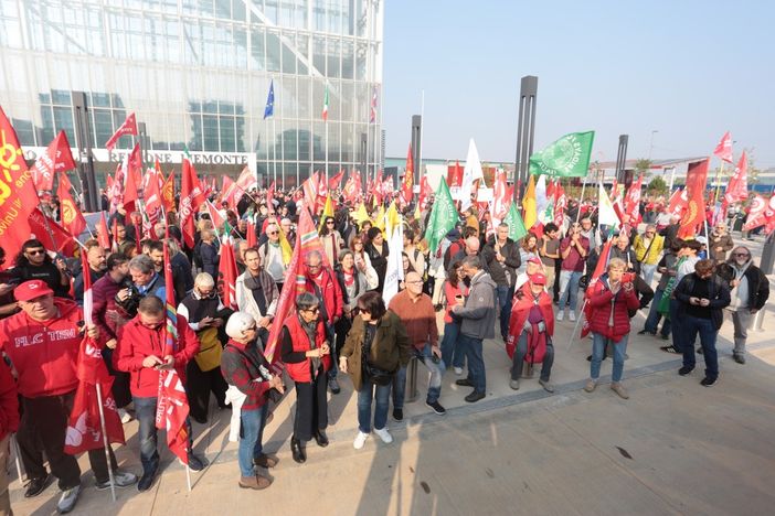 Davanti alla Regione per salvare il trasporto pubblico: "Più assunzioni e più mezzi per un servizio dignitoso"