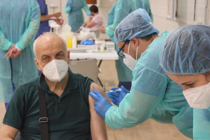 Vaccini anti-Covid, oggi somministrate 40.329 dosi. E arriva lo stop precauzionale ad AstraZeneca per gli under60