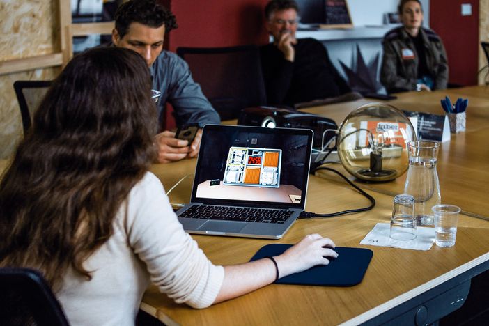 persona che lavora al computer persona che lavora al computer