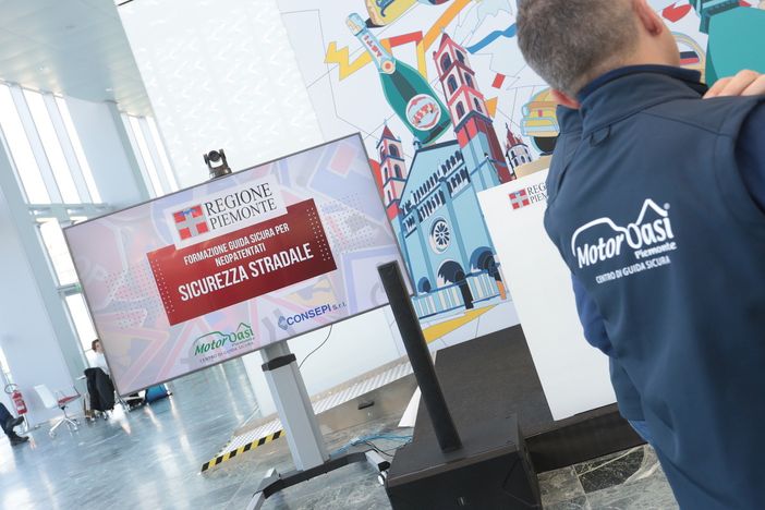 Meno incidenti, ma giovani più coinvolti: la Regione fa da guida a oltre duemila neopatentati