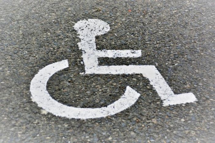 Il simbolo che distingue i parcheggi per disabili Il simbolo che distingue i parcheggi per disabili