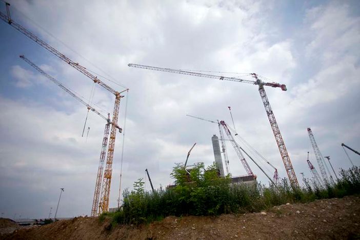 Gru che costruiscono edifici