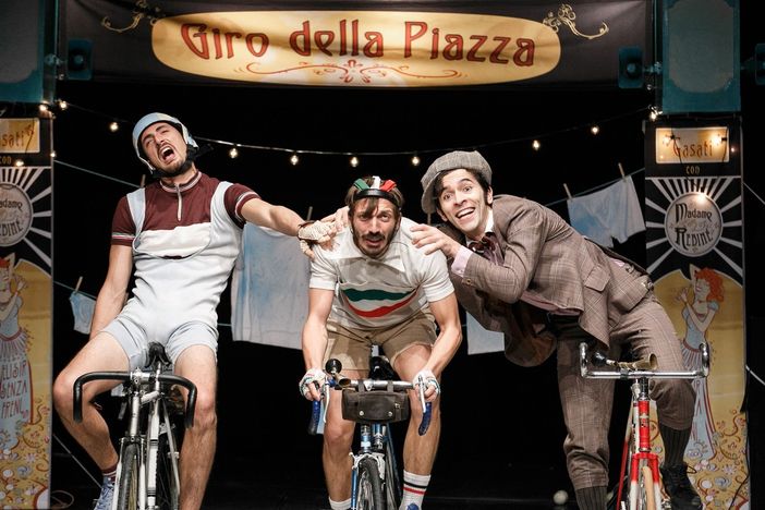 attori travestiti da ciclisti