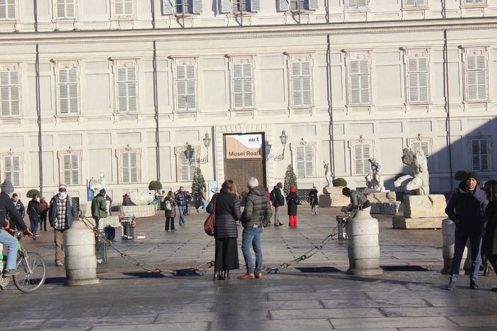 turisti davanti a Palazzo Reale turisti davanti a Palazzo Reale