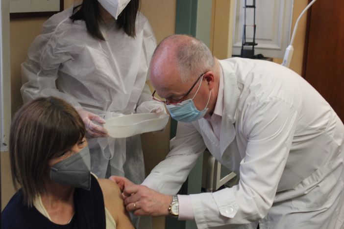 Over 70, primi vaccini negli studi dei medici di base: “L’ho fatto per riabbracciare la mia nipotina” (VIDEO e FOTO)