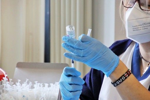 Preparazione di una fiala di vaccino anti Covid