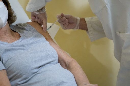 Vaccini, via libera di Aifa alla terza dose dal 20 settembre per gli immunodepressi Vaccini, via libera di Aifa alla terza dose dal 20 settembre per gli immunodepressi