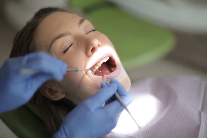 Quanti tipi di impianti dentali esistono? La guida completa per il paziente