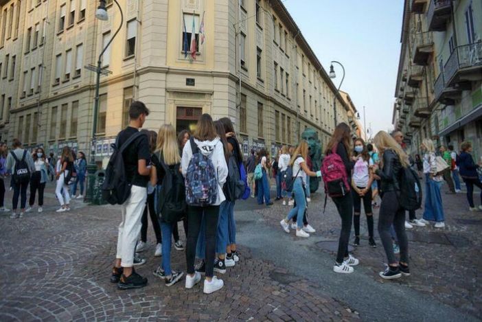 Studenti all'esterno di una scuola Studenti all'esterno di una scuola