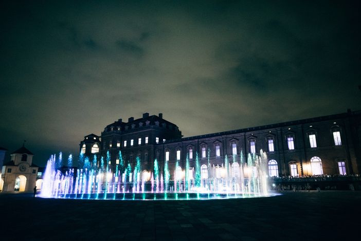Reggia di Venaria di notte con fontana accesa Reggia di Venaria di notte con fontana accesa