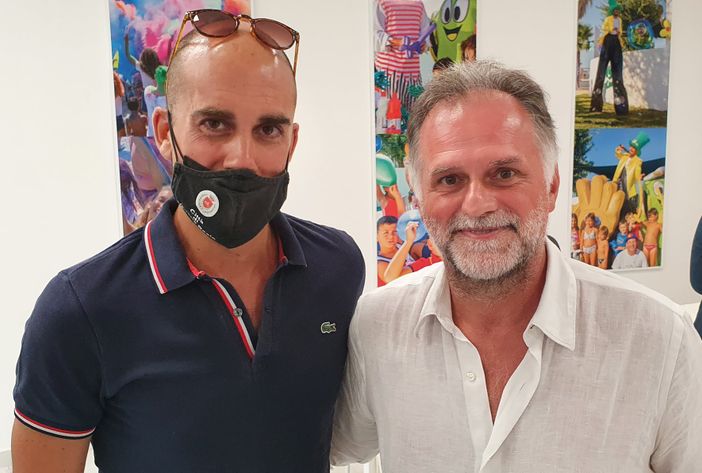 due persone insieme, uno con mascherina e uno senza