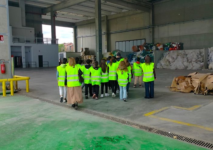 Gli studenti della scuola media Lessona in visita allo stabilimento Vergero di Venaria Gli studenti della scuola media Lessona in visita allo stabilimento Vergero di Venaria