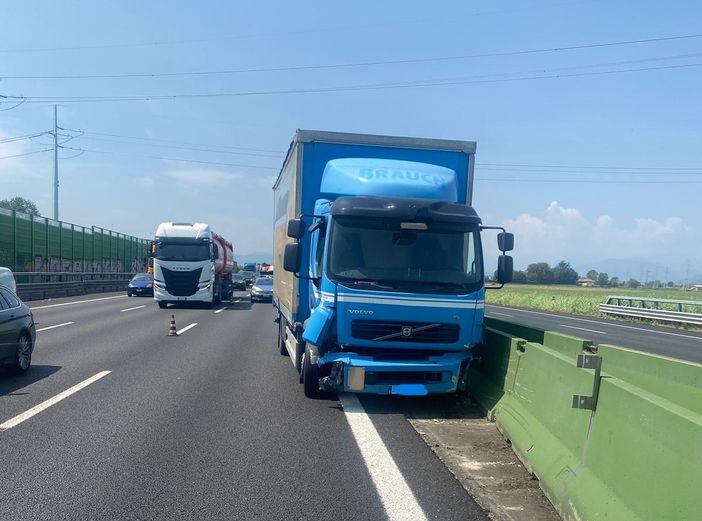 Camion va a sbattere, tra corso Regina Margherita e Venaria: traffico in tilt sulla tangenziale Camion va a sbattere, tra corso Regina Margherita e Venaria: traffico in tilt sulla tangenziale