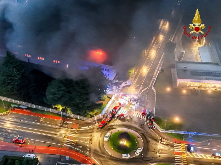 I vigili del fuoco hanno lavorato tutta la notte