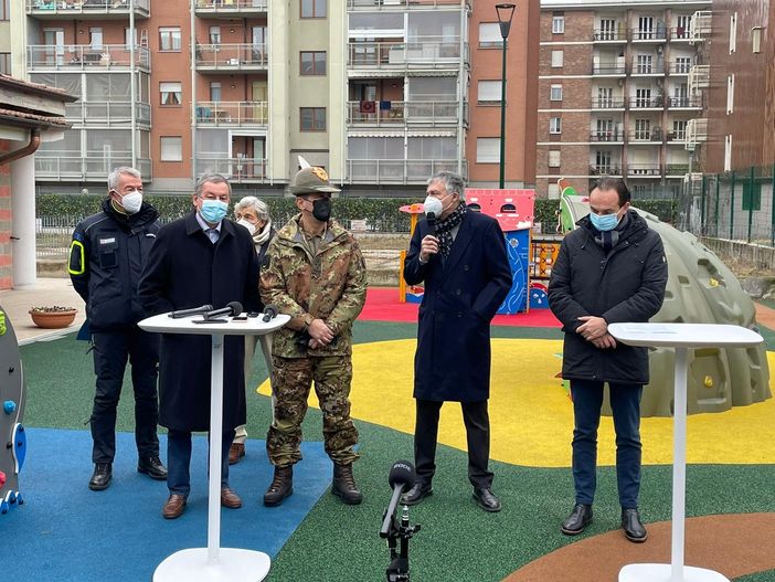 Covid, il generale Figliuolo all'hub vaccinale di via Gorizia: "Richiamo a 4 mesi scelta equilibrata"