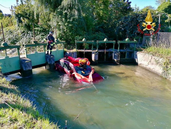 L'auto caduta nel canale a Robassomero