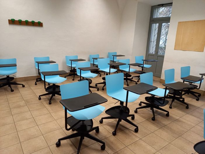 banchi a rotelle in un'aula di scuola