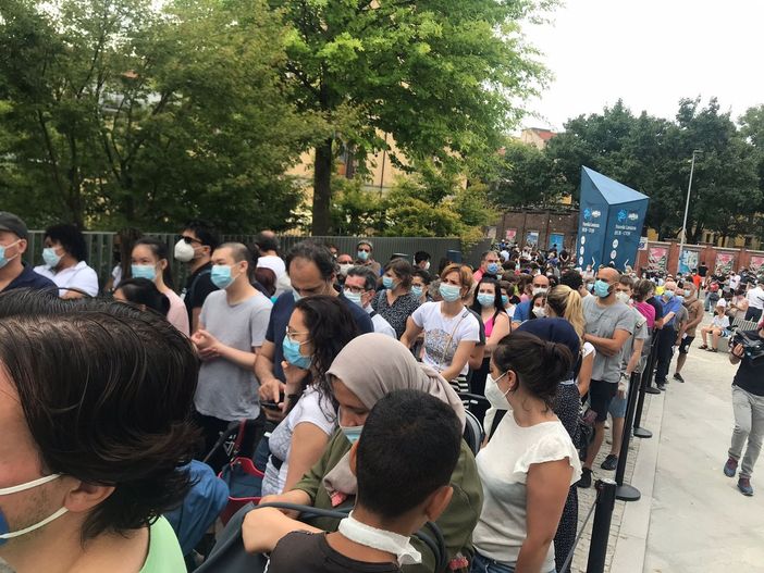 Pazienti in coda per il vaccino alla Nuvola Lavazza, immagine di repertorio Pazienti in coda per il vaccino alla Nuvola Lavazza, immagine di repertorio