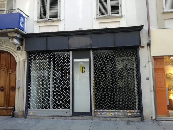 negozio con le serrande abbassate negozio con le serrande abbassate