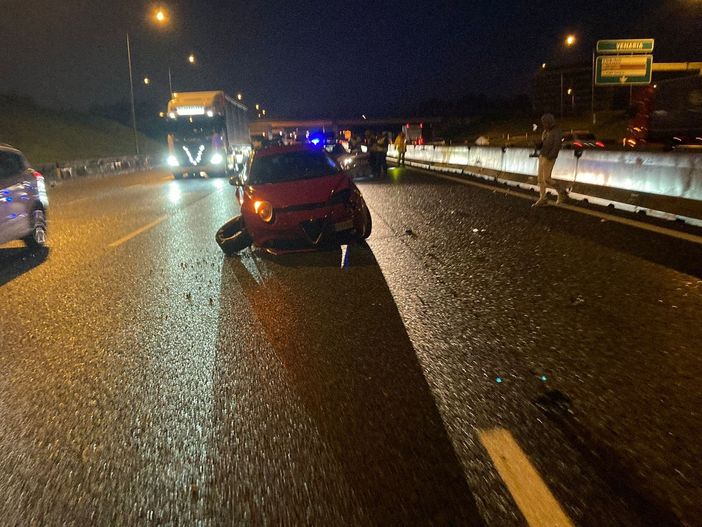 Incidente in tangenziale con auto in mezzo alle corsie Incidente in tangenziale con auto in mezzo alle corsie