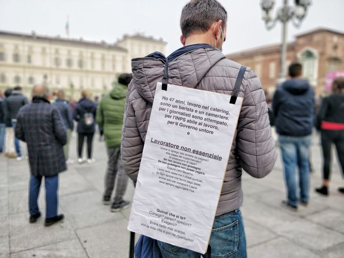 Manifestazione di persone in piazza Castello
