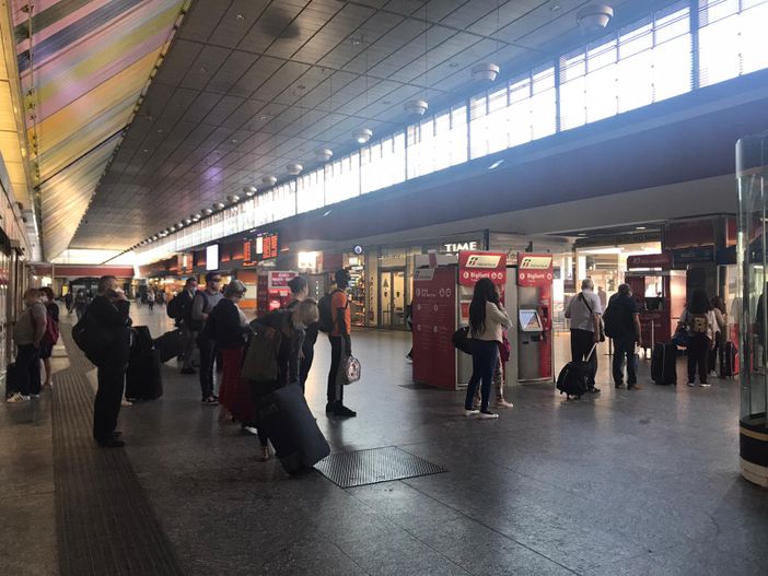 La stazione di Porta Nuova - viaggiatori aspettano il treno