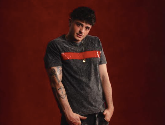 Olly fa il sold out a Venaria: "Quando scrivo penso al momento magico in cui canto con il pubblico" Olly fa il sold out a Venaria: "Quando scrivo penso al momento magico in cui canto con il pubblico"