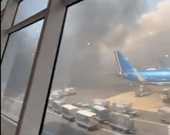 Fiumicino, incendio in aeroporto: il fumo nero invade la pista - Video Fiumicino, incendio in aeroporto: il fumo nero invade la pista - Video