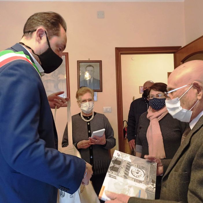 Tante persone insieme per festeggiare una ricorrenza