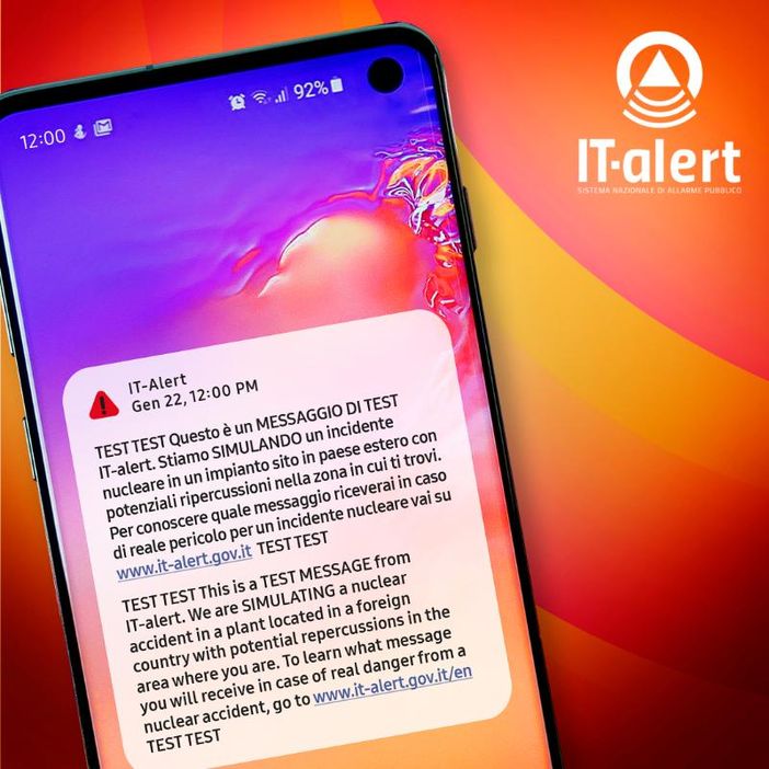 cellulare con messaggio di allarme cellulare con messaggio di allarme