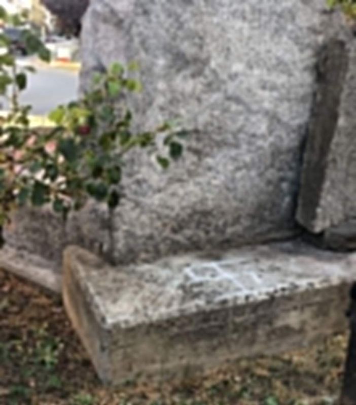 lapide con svastica lapide con svastica