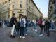 Studenti all'esterno di una scuola Studenti all'esterno di una scuola