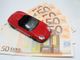 automobilina su banconote in euro