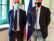 Due persone in posa per una foto