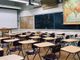 aula scolastica con banchi vuoti